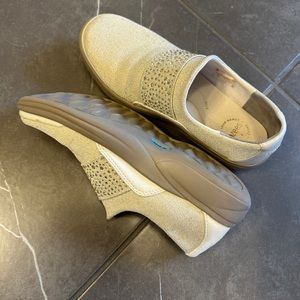 Bezees by Naturalizer